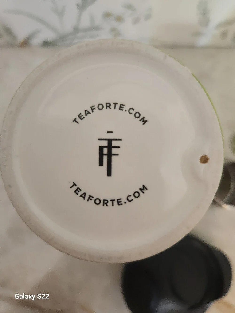 Teaforte White Ceramic Tumbler and Tea Infuser Set with Green Grass Motif